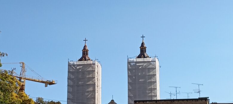 Novouzdignute kupole na zvonicima Bazilike